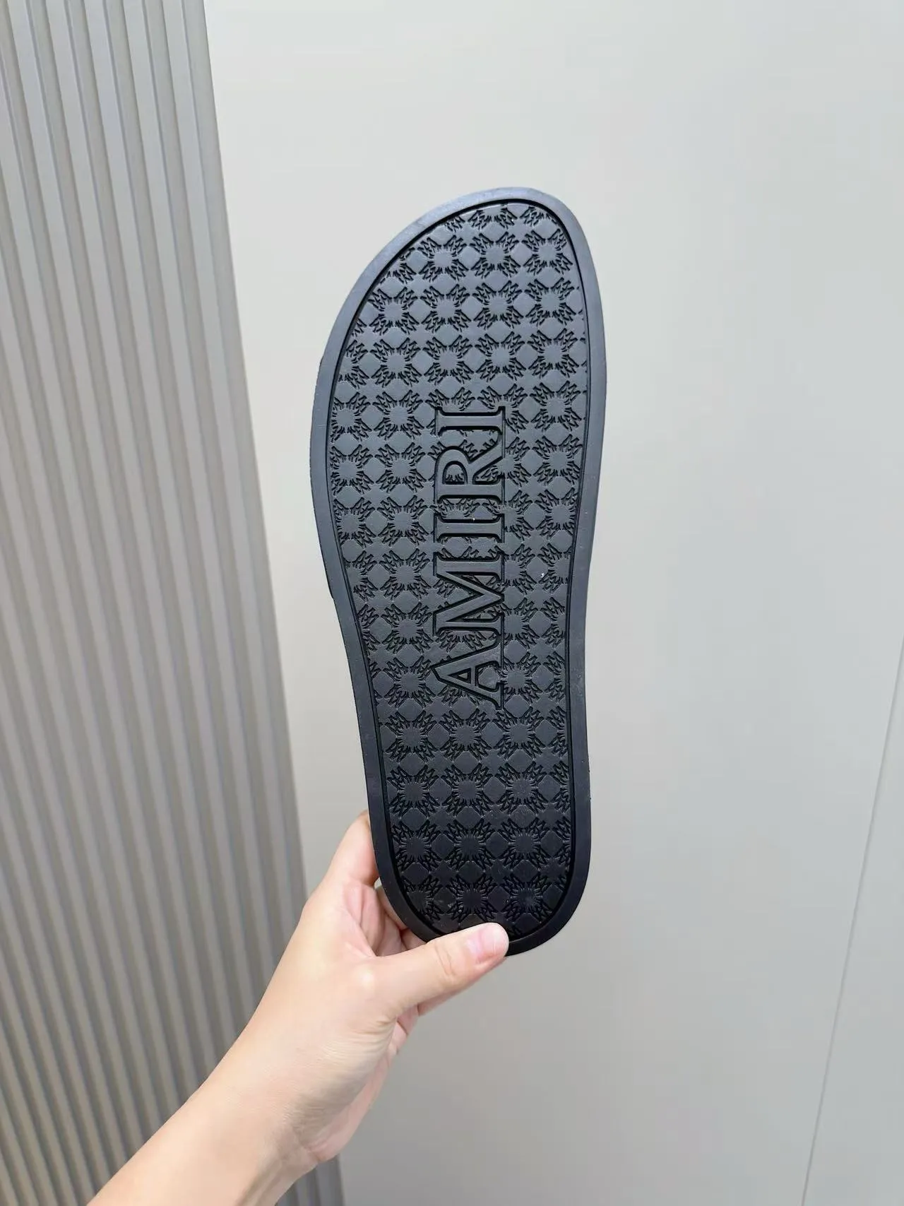 [AMIRI* Emil] P: 300💰 Size: 39-45 Official website new original 1:1 AMIRI* Emil classic men's slippers, high-end boutique, original material, TPU upper, foam bottom, fine workmanship, casual, loose and comfortable, a must-have in summer.